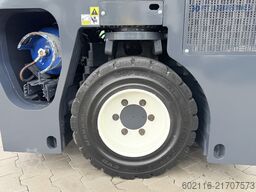 Combilift CB4000 TRIPLEX 5200 FREE-LIFT POSITIONER