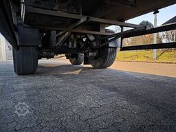 SCHMITZ CARGOBULL City Tiefkühler, 2. Achs drehbar, 3 to Ladebordw