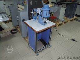 Eyeletting machine for advertising banners