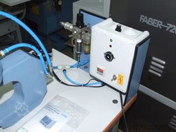 Eyeletting machine for advertising banners