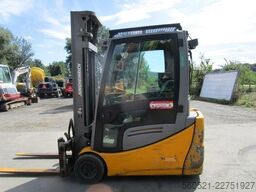 Jungheinrich EFG 220 Triplex-Freihub + Zinkenversteller + Seite