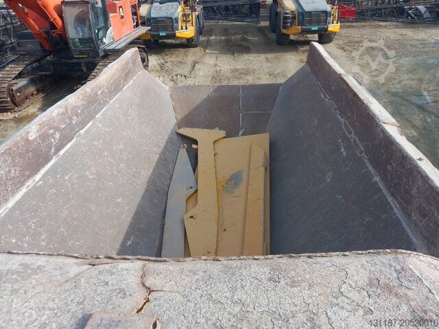 Muldenfahrzeug Komatsu HM400-3R (4 pcs available in Abu Dhabi)