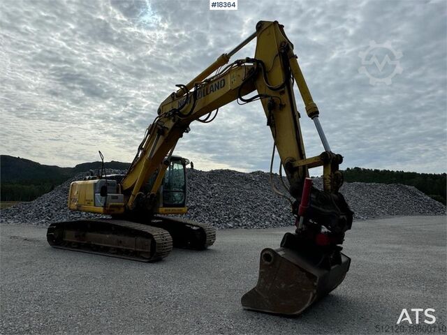 Raupenbagger Kobelco E215B Tracked excavator w/ 2 buckets, tilt and art