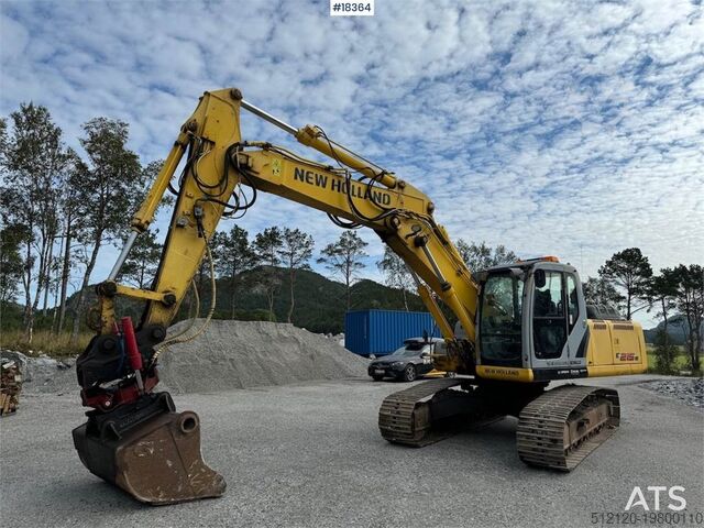 Raupenbagger Kobelco E215B Tracked excavator w/ 2 buckets, tilt and art