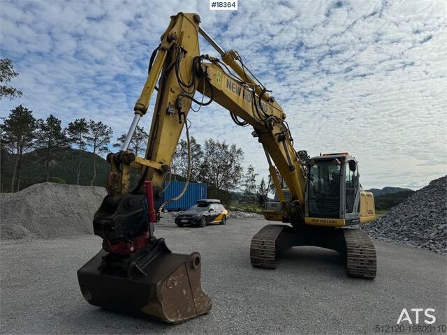 Raupenbagger Kobelco E215B Tracked excavator w/ 2 buckets, tilt and art