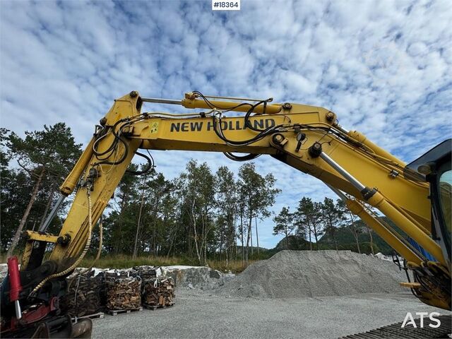 Grävmaskin med larvband Kobelco E215B Tracked excavator w/ 2 buckets, tilt and art