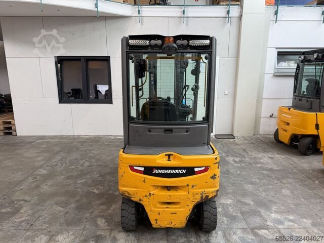 Elektrische vorkheftruck met 4 wielen Jungheinrich EFG 320 / 5425 Std.