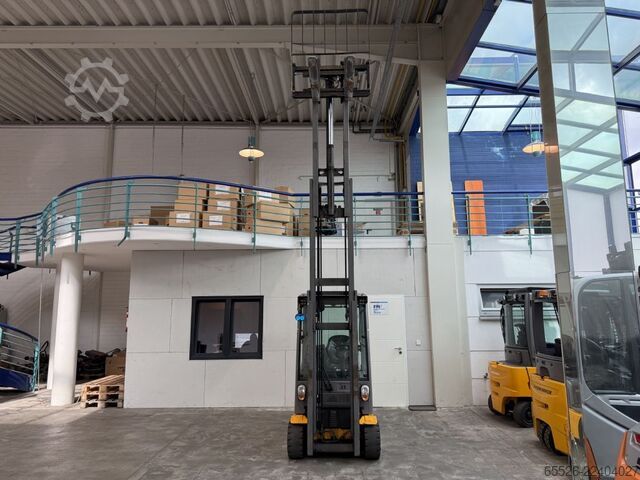 Elektrische vorkheftruck met 4 wielen Jungheinrich EFG 320 / 5425 Std.