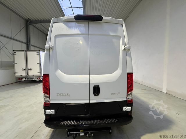 Furgoneta de caja alta IVECO Daily 50C18 Kastenwagen *Navi*Ahk**