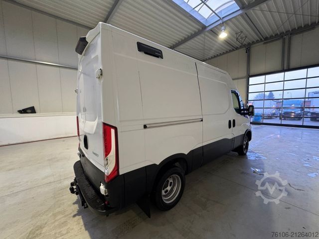 Furgoneta de caja alta IVECO Daily 50C18 Kastenwagen *Navi*Ahk**