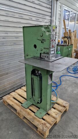 Uitklinkmachine Ausklinkmaschine