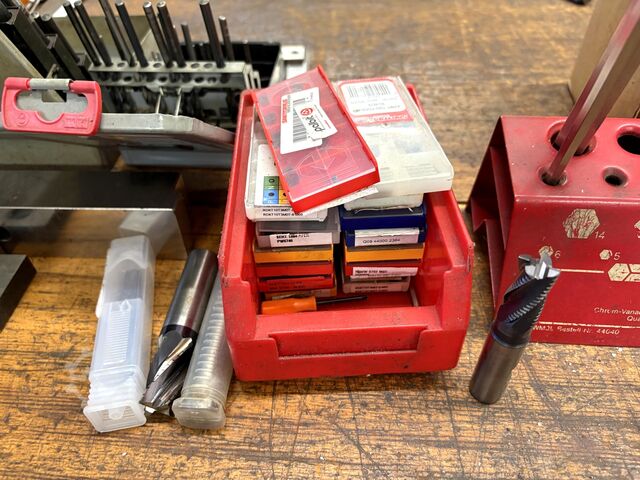 Arbetsbänk med innehåll GÖDDE Workbench with contents