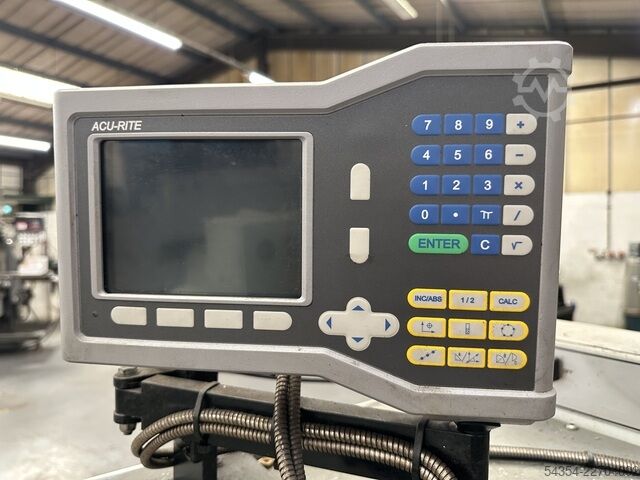 Torno de bancada com abertura central XYZ Machine Tools 2400