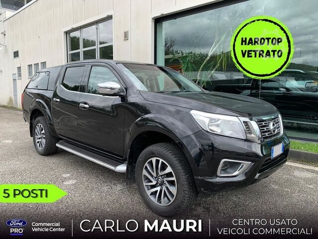 Kompakt varevogn Nissan Navara 4WD 5 posti con HardTop