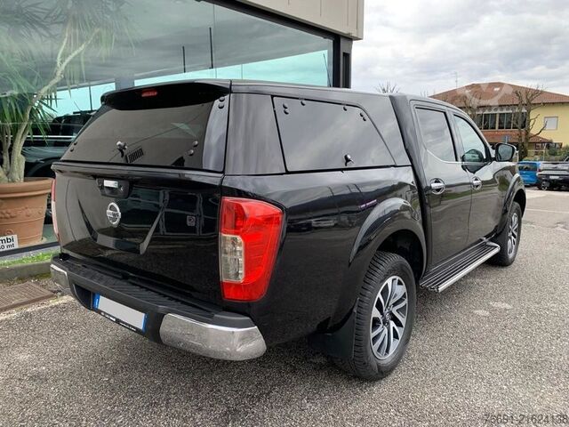 Kompakt varevogn Nissan Navara 4WD 5 posti con HardTop