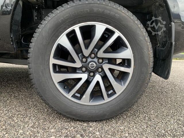 Kompakt varevogn Nissan Navara 4WD 5 posti con HardTop