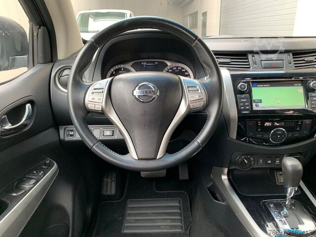 Kompakt varevogn Nissan Navara 4WD 5 posti con HardTop