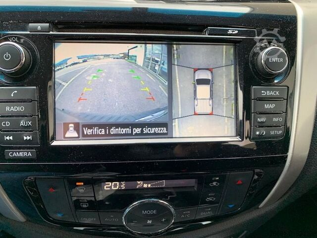 Kompakt varevogn Nissan Navara 4WD 5 posti con HardTop