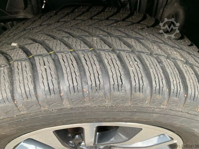 Kompakt varevogn Nissan Navara 4WD 5 posti con HardTop