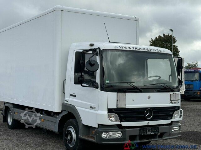 Vrachtwagen met bakwagen Mercedes-Benz 816 Atego Koffer Ladebordwand MBB 1.000Kg 3Sitze