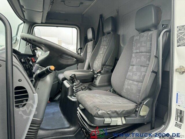 Vrachtwagen met bakwagen Mercedes-Benz 816 Atego Koffer Ladebordwand MBB 1.000Kg 3Sitze