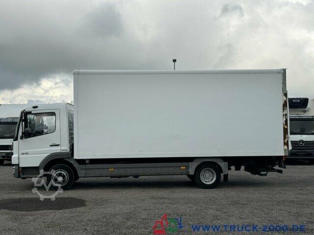 Vrachtwagen met bakwagen Mercedes-Benz 816 Atego Koffer Ladebordwand MBB 1.000Kg 3Sitze
