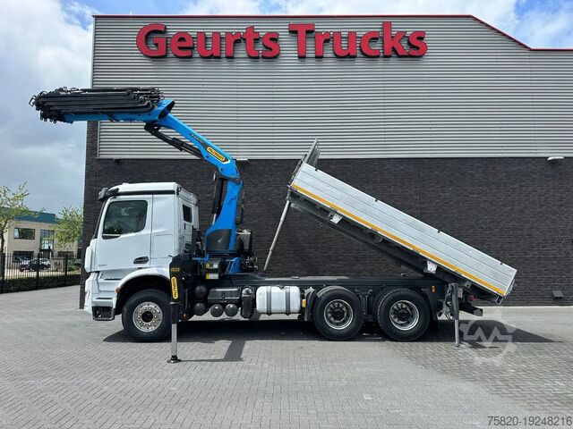 Vrachtwagen met kraan Mercedes-Benz Arocs 3351 963-2-E 6X4 KIPPER / TIPPER + PALFIN...