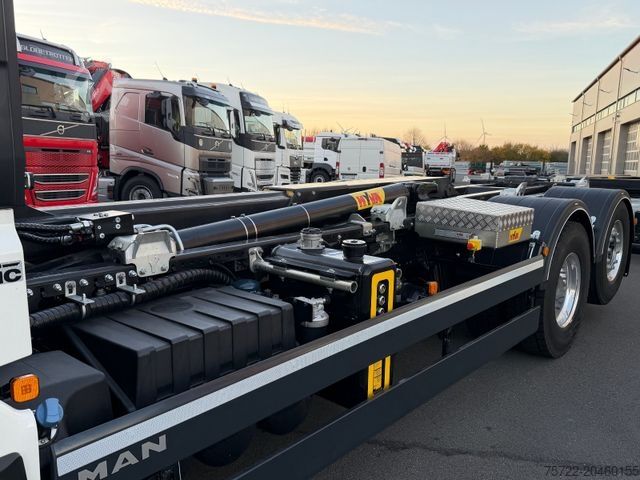 Kampós konténerszállító teherautó MAN TGX 26.520 6x2-4 LL Abroller Hyva Titanium