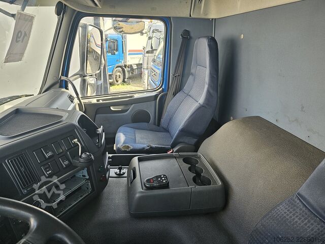 Ciężarówka z kontenerem chłodniczym VOLVO FM330 6x2 FRIGOBLOCK Multizone Lenk u. L