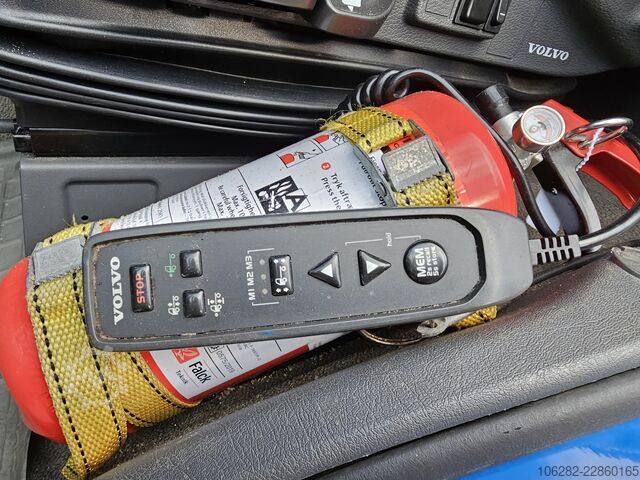 Ciężarówka z kontenerem chłodniczym VOLVO FM330 6x2 FRIGOBLOCK Multizone Lenk u. L