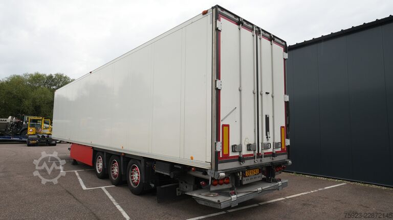  Schmitz Cargobull 3 AXLE FRIGO TRAILER WITH CARRIER VECTOR 1950