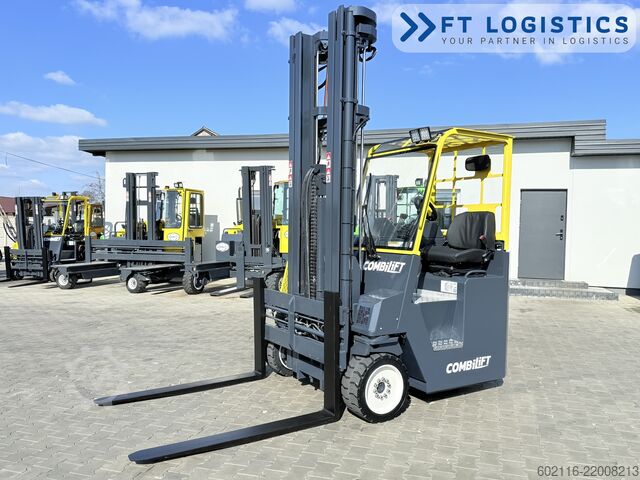Carrello elevatore a 4 direzioni Combilift CB4500 GAS TRIPLEX 6400 FORK POSITIONER