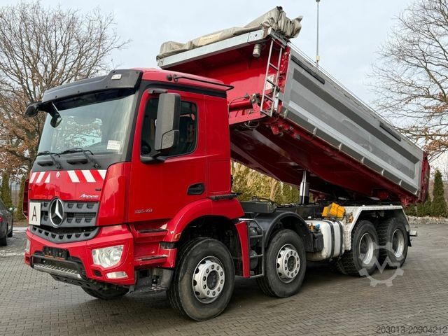 Τρίπλευρο ανατρεπόμενο φορτηγό MERCEDES-BENZ Arocs 3243 8x4 Kipper Schwarzmuller Bordmatik