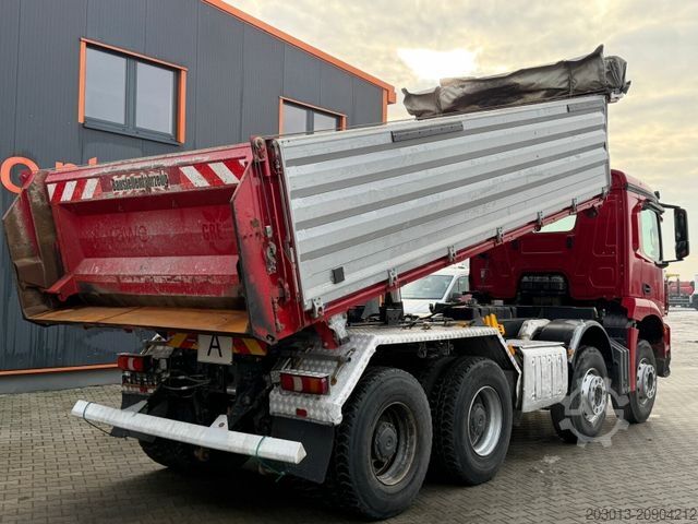 Τρίπλευρο ανατρεπόμενο φορτηγό MERCEDES-BENZ Arocs 3243 8x4 Kipper Schwarzmuller Bordmatik