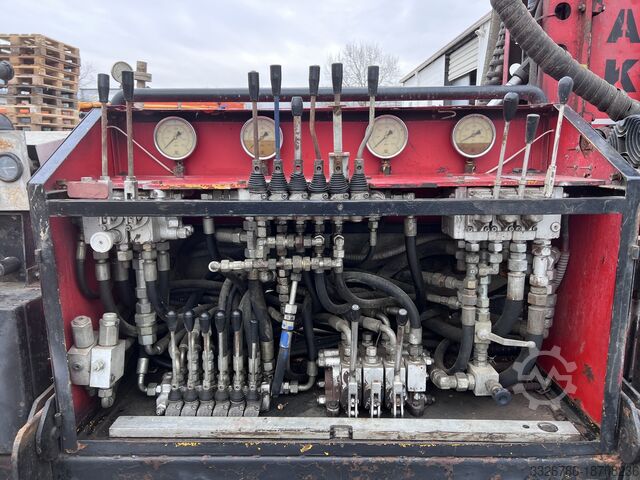 Vrtná souprava pro stavbu vrtů Bohak KL120