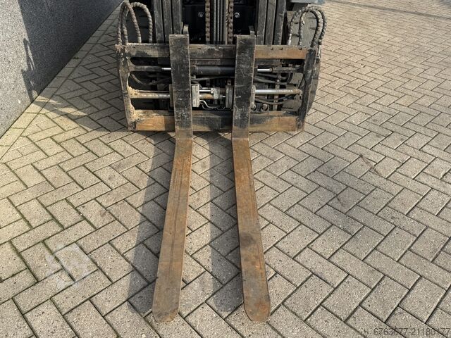 Toyota 02-8FDF30 Triplo 500 Freelift / Sideshift / Vorkenspreider Diesel 2011 TOYOTA 02-8FDF30 Triplo 500 Freelift / Sideshift / Vorkenspreider  Diesel 2011