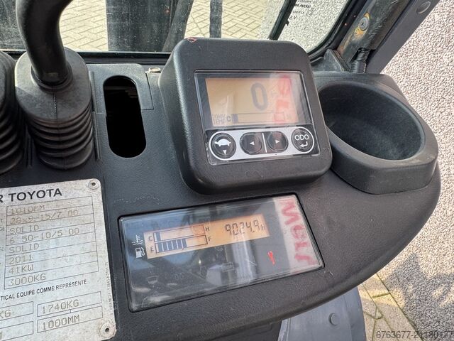 Toyota 02-8FDF30 Triplo 500 Freelift / Sideshift / Vorkenspreider Diesel 2011 TOYOTA 02-8FDF30 Triplo 500 Freelift / Sideshift / Vorkenspreider  Diesel 2011