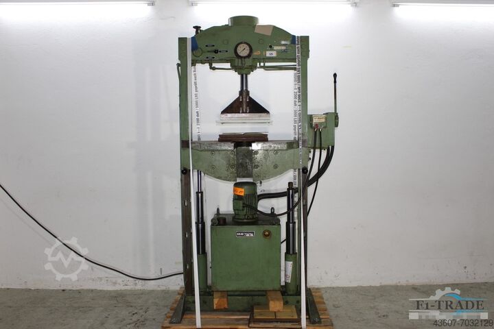 Machine à perforer universelle SKAG SP347 SP347