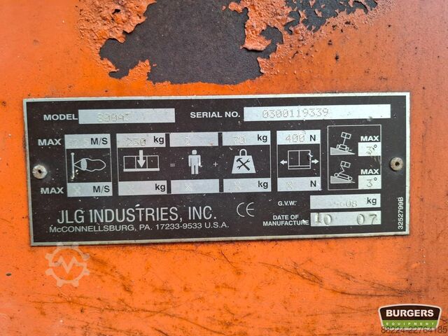 Leddelt teleskopisk arbejdsplatform JLG 800AJ