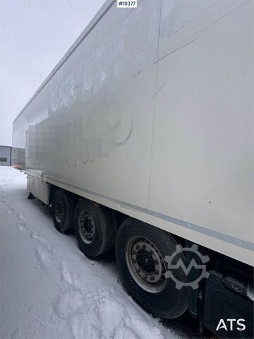 Kyld/fryst transport Schmitz Cargobull closed semi trailer w/ refrigerator/freezer unit