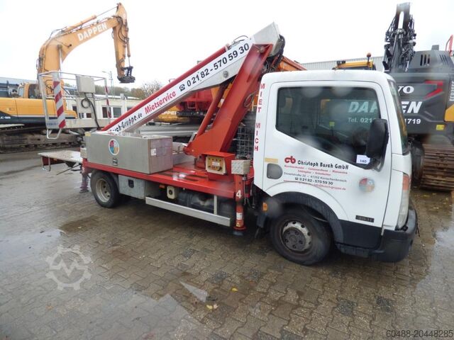 Teherautó emelőkosaras munkagéppel (hivatalos rendszám: NE-CB 2116) NISSAN CABSTAR