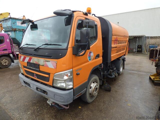 Seprőgép (hivatalos rendszám: NE-CB 3456) MITSUBISHI CANTER