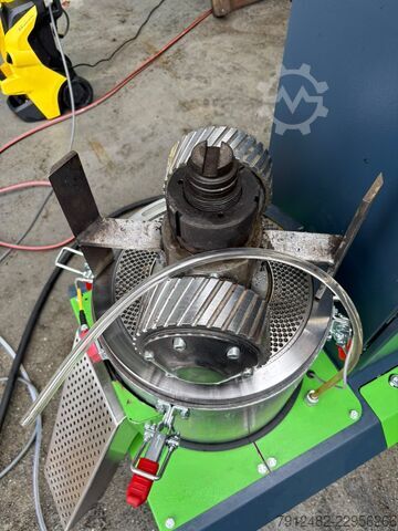 Pelletiseer fijne biomassa | EcoKraft RP18 GEN2 Pelletpers met bunker en zeef EcoKraft AG RP18 GEN2