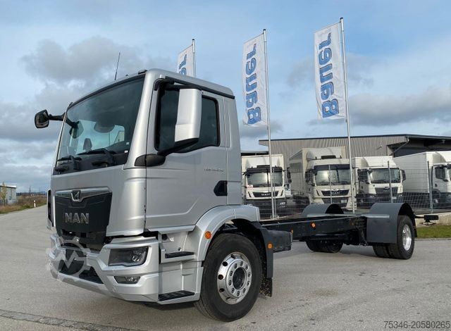 Platós teherautó ponyvával MAN TGM 18.250 4x2 LL/FG/RS 5.775 mm/NL 12,2 to/Neu