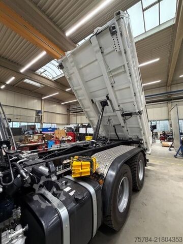 Camion-benne tricar MAN TGS  33.520 6X6 NEU 3-S-KIPPER BORDMATIK HIAB KRAN X-352E HIPRO, MIETKAUF MGL