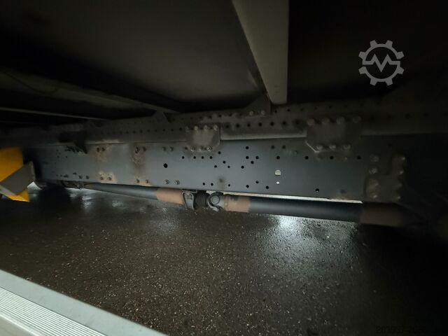 Valníkový nákladní automobil s plachtou IVECO ML 140 E 25 P