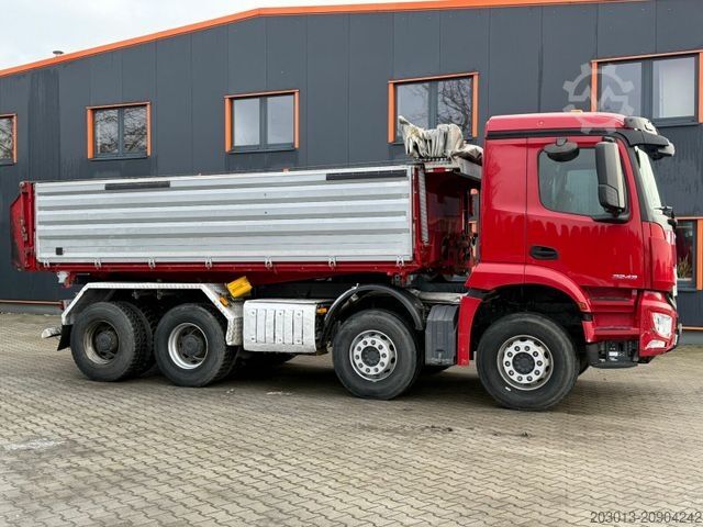 Camión volquete MERCEDES-BENZ Arocs 3243 8x4 Kipper Schwarzmuller Bordmatik