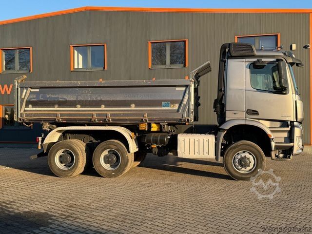 Camión volquete MERCEDES-BENZ AROCS 3345 6x6 Euro 6 Kipper mit Bordmatik