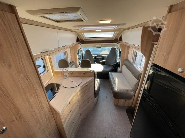 Ημιενσωματωμένο αυτοκινούμενο τροχόσπιτο EURAMOBIL PT 675 SB ein Raumwunder