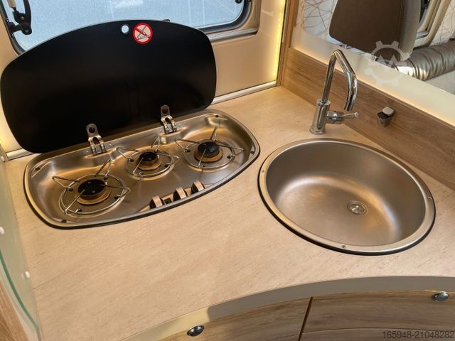 Ημιενσωματωμένο αυτοκινούμενο τροχόσπιτο EURAMOBIL PT 675 SB ein Raumwunder